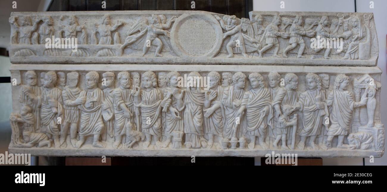 Musée Arles Antique : Marcia Roumanie sarcophage de Celsa : XVII KALENDAS APRILES,HIC QUIESCET IN PACE MARIA ROMANIA CELSE CLARISSIMA FEMINA que VIXIT ANNOS XXXVIII MENSES II MEURT XI FLAVIUS JANUARINUS VIR CLARISSIMUS EX CONSULE ORDINARIO IUGI BENE MERENTI POSUIT gravé sur le Musée Marcia Marcophage de la Roumanie (Musée Antique) Banque D'Images
