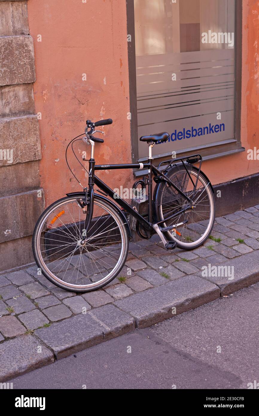 Stockholm, Suède - 12 juillet 2020 : une bicyclette qui se penche contre le bureau d'une banque suédoise symbolisant la facilité des services bancaires et la liberté. Banque D'Images