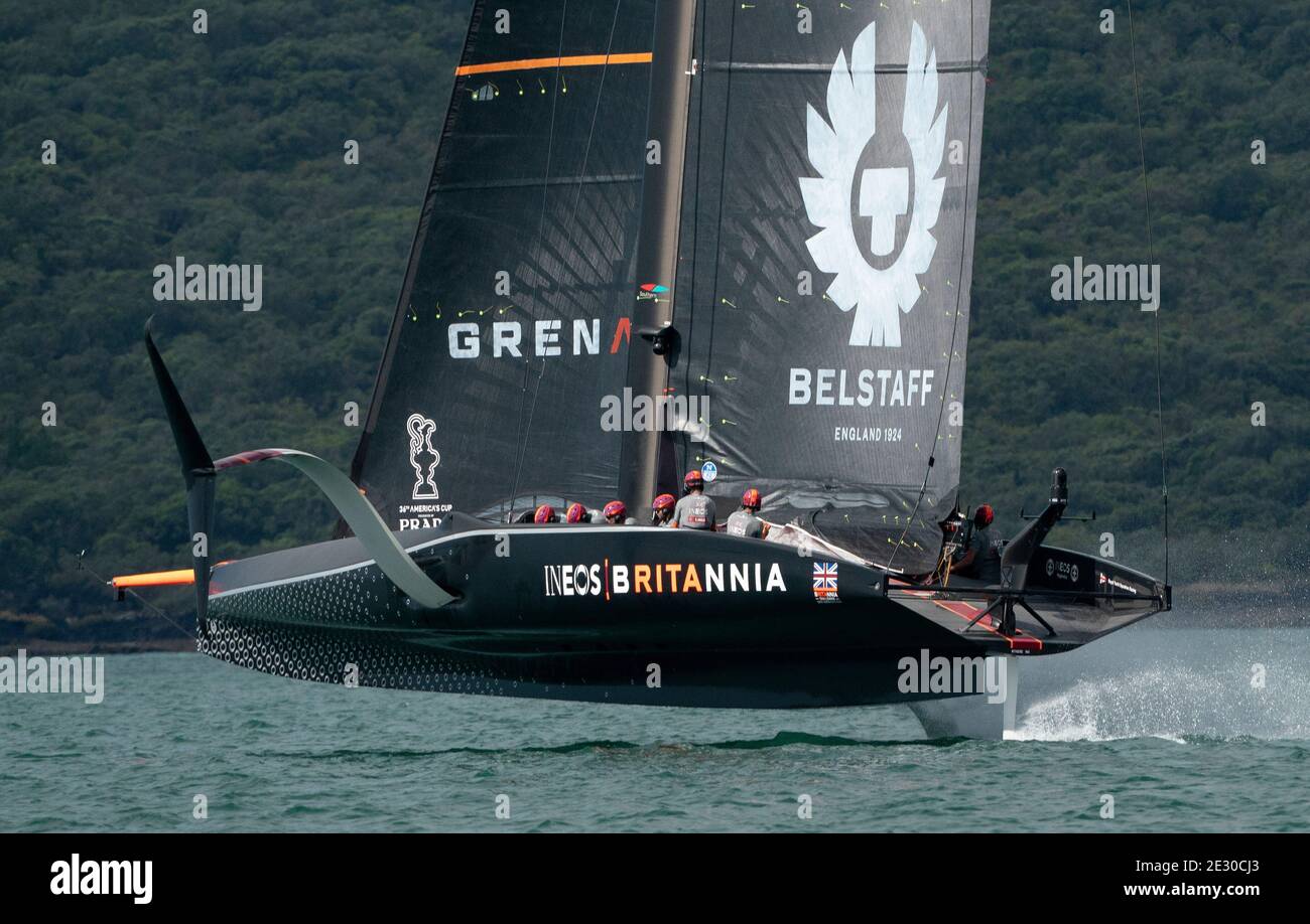 Auckland, Nouvelle-Zélande, le 16 janvier 2021 - le Britannia de l'équipe INEOS au Royaume-Uni, porté par Sir Ben Ainslie, et la magie américaine du NYYC, broquée par Terry Hutchinson, en action pendant la 2e journée de course à la Prada Cup sur le port de Waitemata à Auckland. INEOS a remporté leur troisième victoire. Crédit : Rob Taggart/Alay Live News Banque D'Images