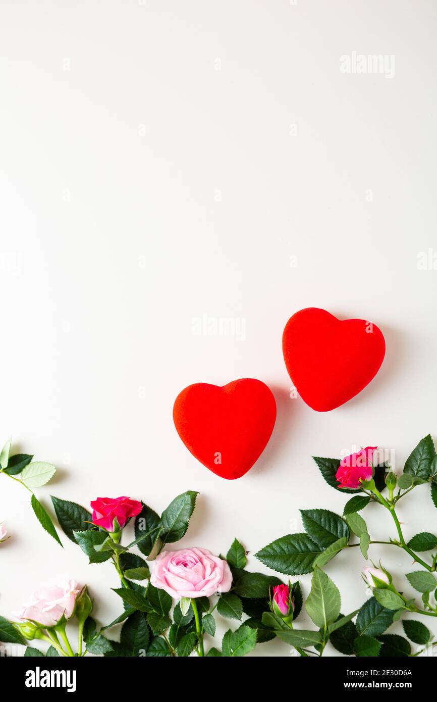 Deux cœurs et fleurs vue sur le dessus, concept de vacances Banque D'Images