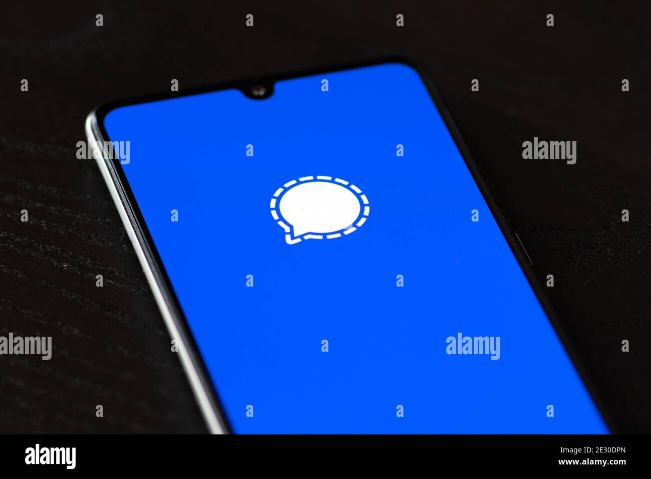 Application signal, un service de messagerie ou de chat chiffré multi-plateforme, affiché sur un smartphone Banque D'Images