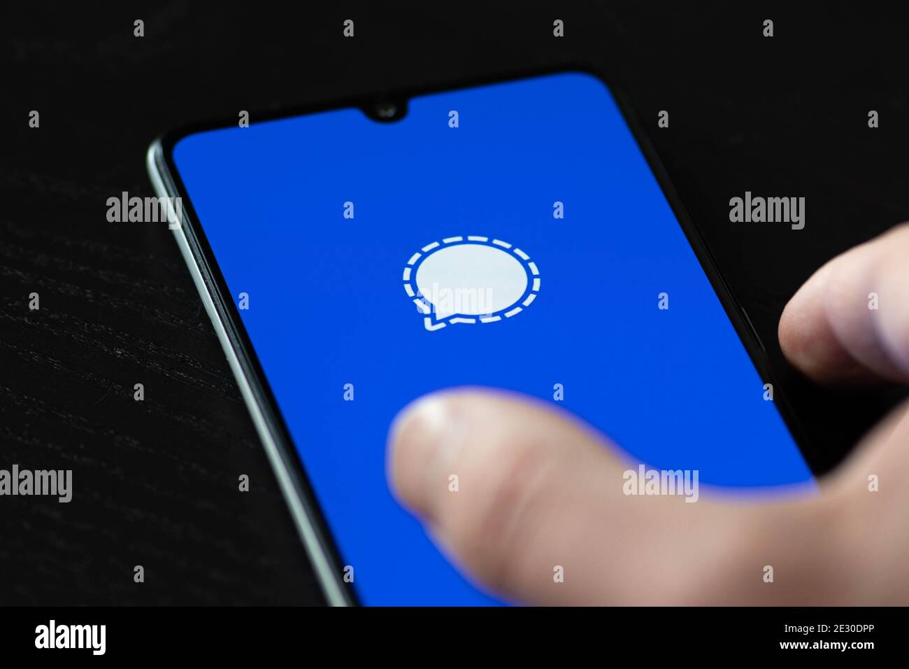 Application signal, un service de messagerie ou de chat chiffré multi-plateforme, affiché sur un smartphone Banque D'Images