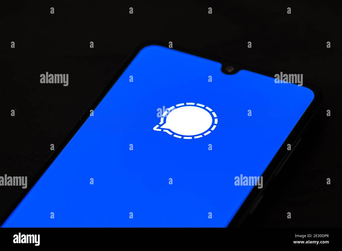 Application signal, un service de messagerie ou de chat chiffré multi-plateforme, affiché sur un smartphone Banque D'Images