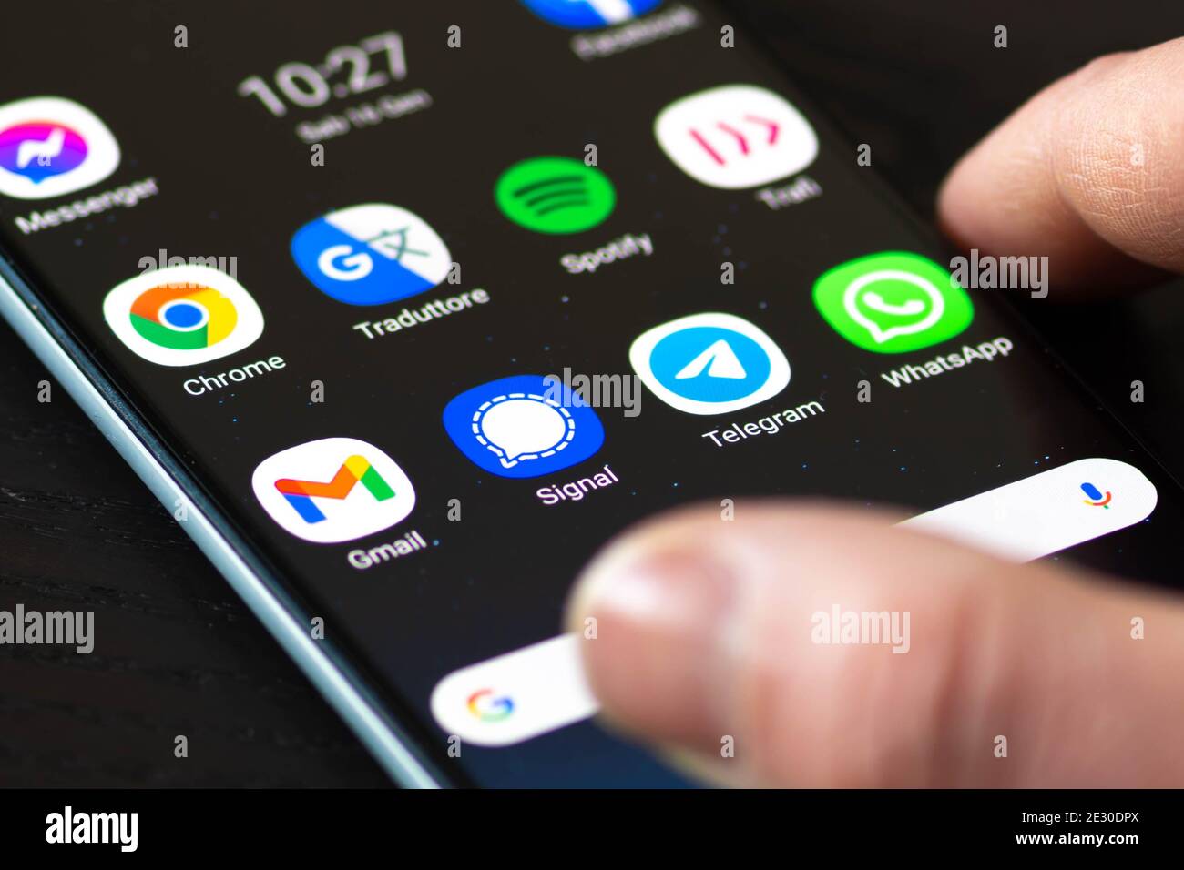 Application signal, un service de messagerie ou de chat crypté multi-plate-forme, affiché sur un smartphone avec Whatsapp et Telegram Banque D'Images