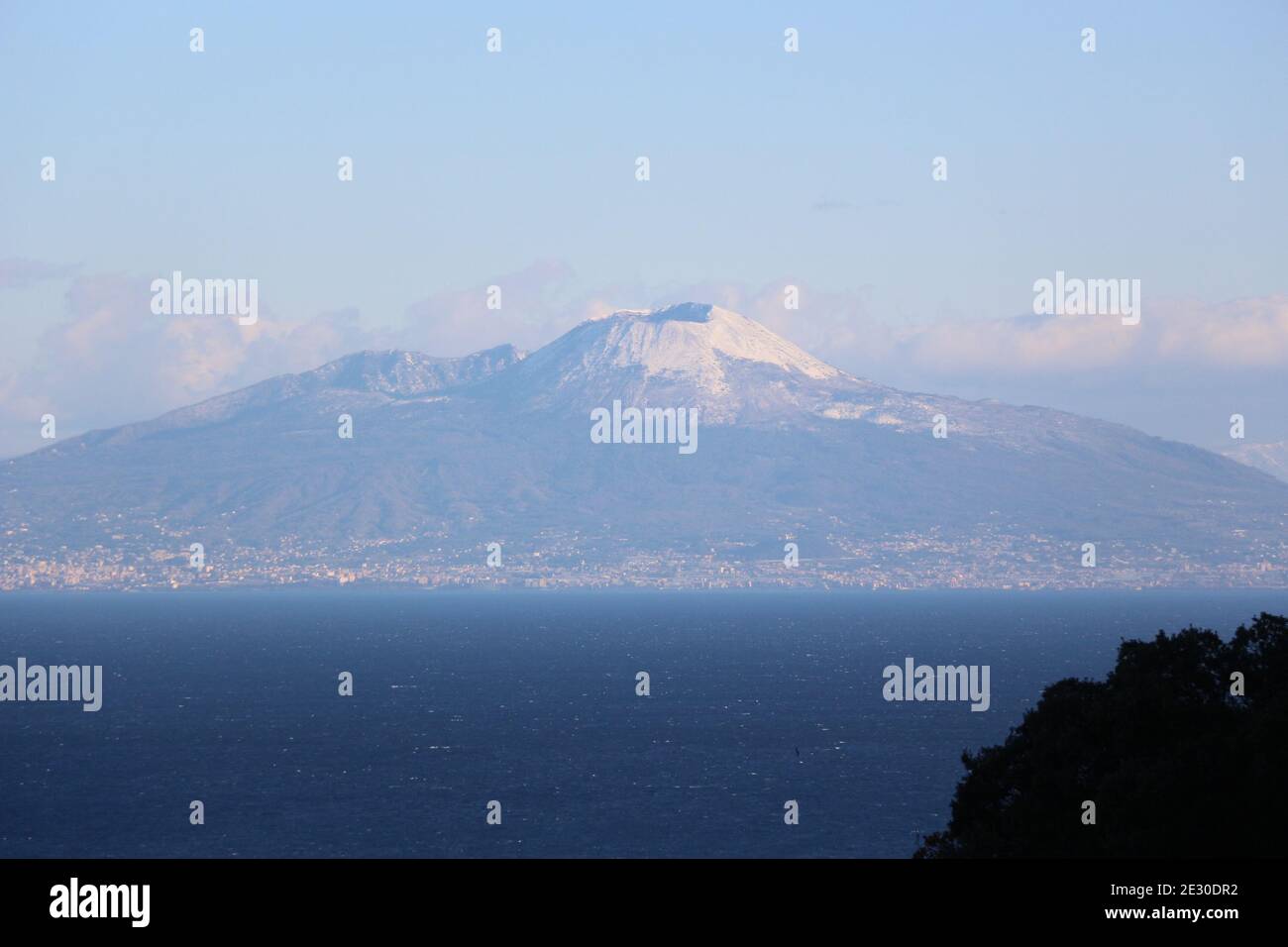 Napoli, il Vesuvio ricoperto di neve fotografato da Capri Banque D'Images