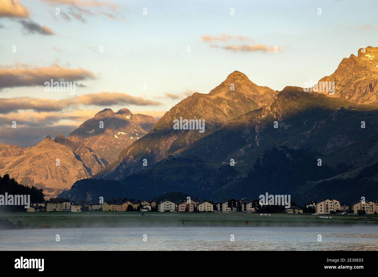 Lac de Sils (Silsersee) et village de Maloja ou Maloggia, Alpes suisses, haute vallée de l'Engadine, municipalité de Bregaglia, région de Maloja, Suisse. Banque D'Images