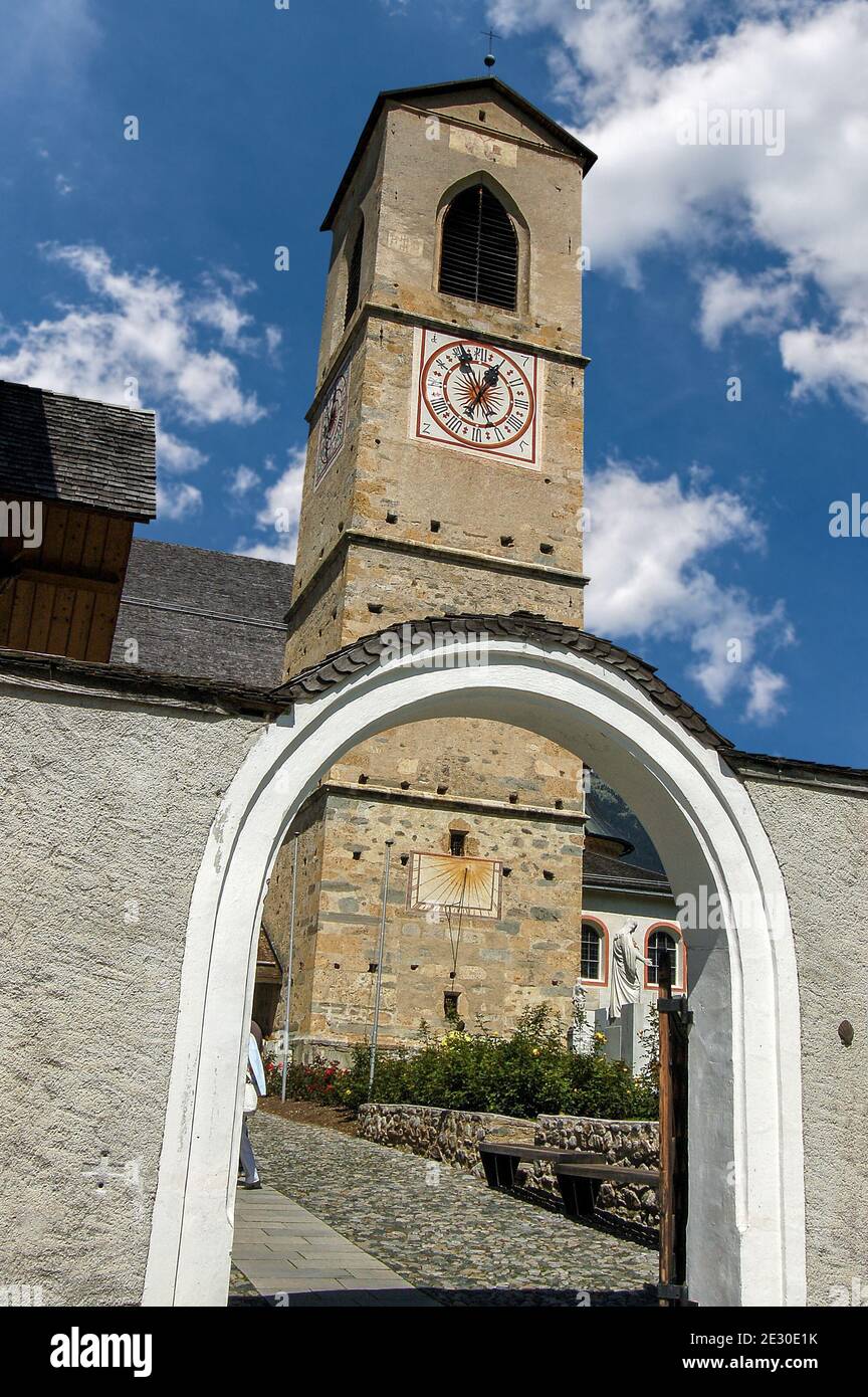 Monastère bénédictin de Saint-Jean (site classé au patrimoine mondial de l'UNESCO) dans le village de Mustair, Alpes suisses, vallée de l'Engadine, canton de Graubunden, Suisse. Banque D'Images