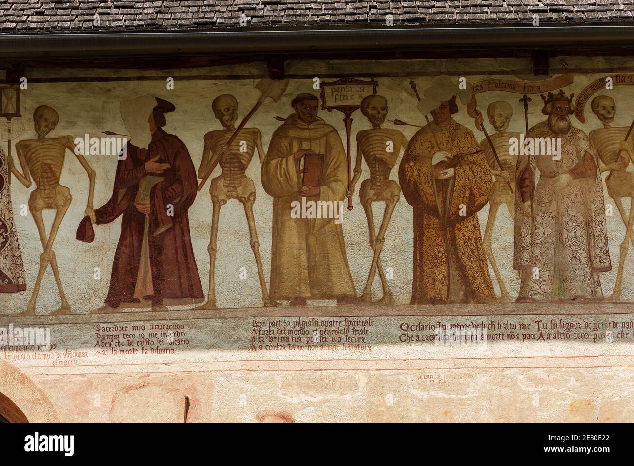 Fresque de la danse macabre (danse macabre ou danse de la mort) par Simone Baschenis 1539. Ancienne église de San Vigilio (1515) à Pinzolo, Italie. Banque D'Images