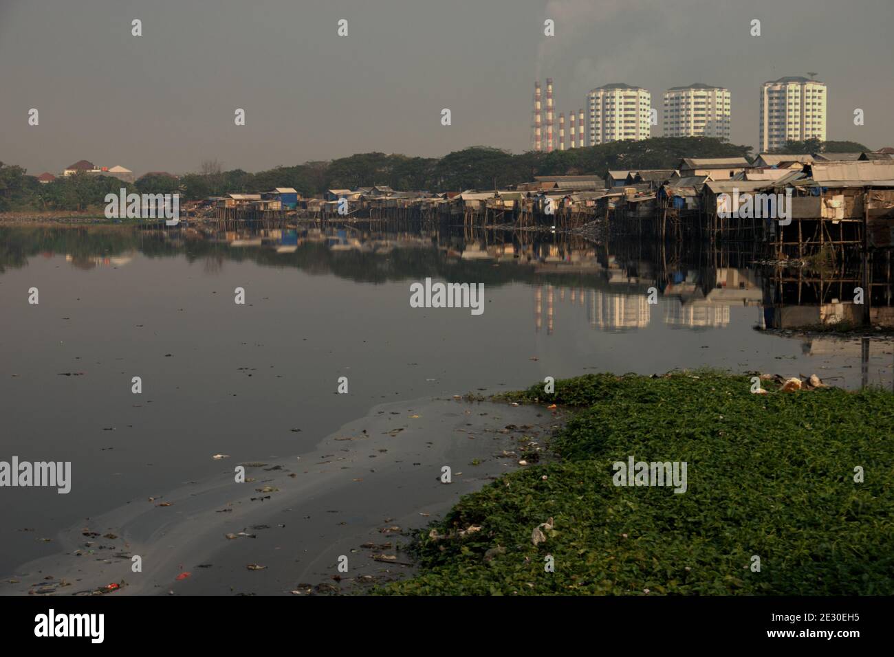 Paysage matinal du réservoir d'eau de Pluit sur la zone côtière de Jakarta, Indonésie. Photo d'archive. Banque D'Images