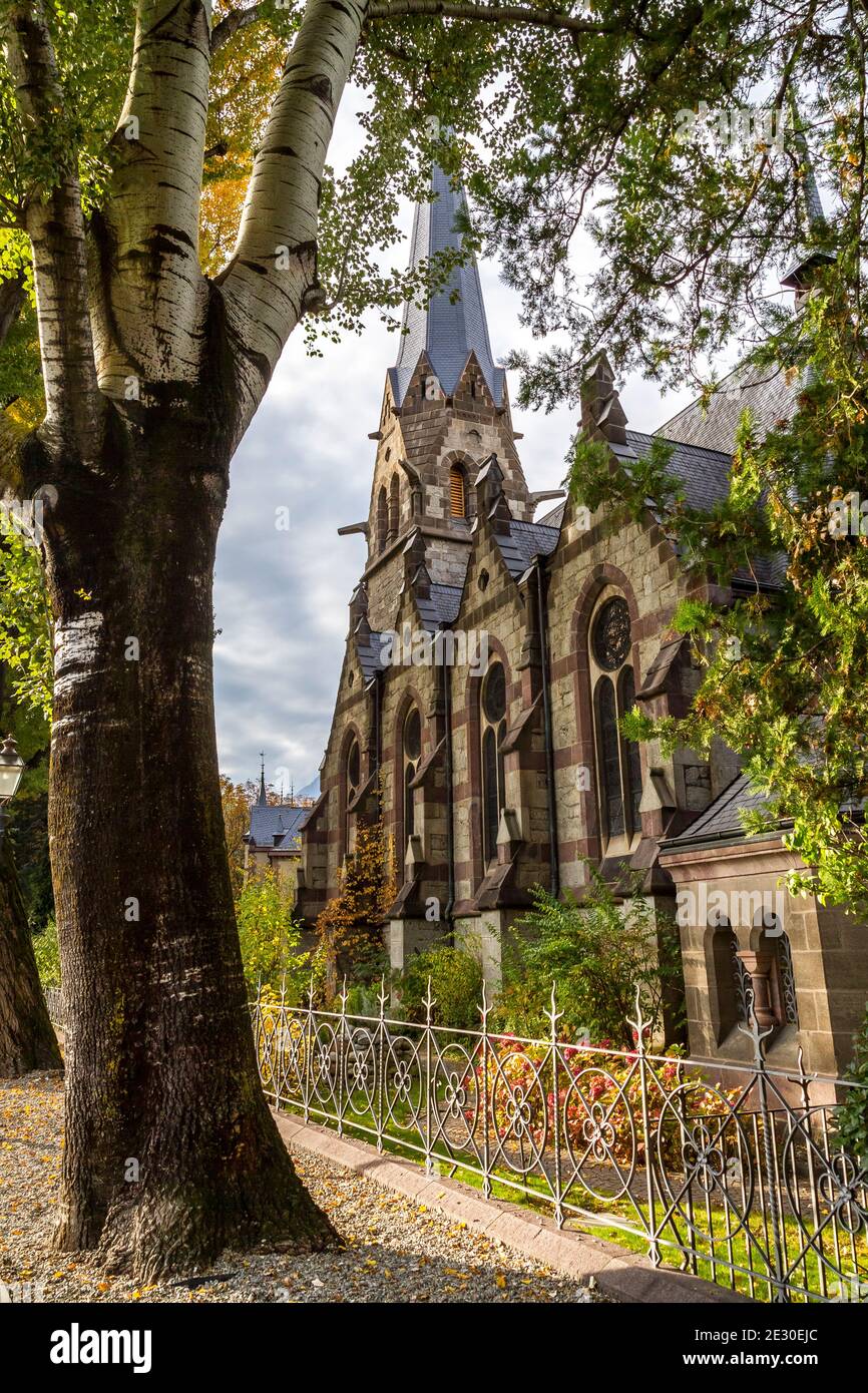 Vue sur l'église évangélique de Merano sur la promenade de Passirio sur la rivière. Merano, province de Bolzano, Trentin-Haut-Adige, Italie, Europe. Banque D'Images