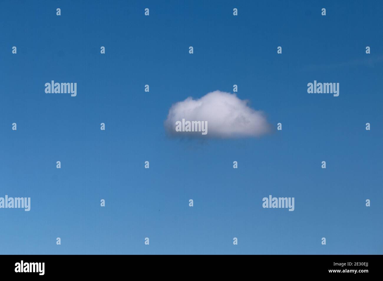 La nature unique des nuages blancs sur fond de ciel bleu dans la journée, photo de nature nuage pour la liberté et la nature concept. Banque D'Images