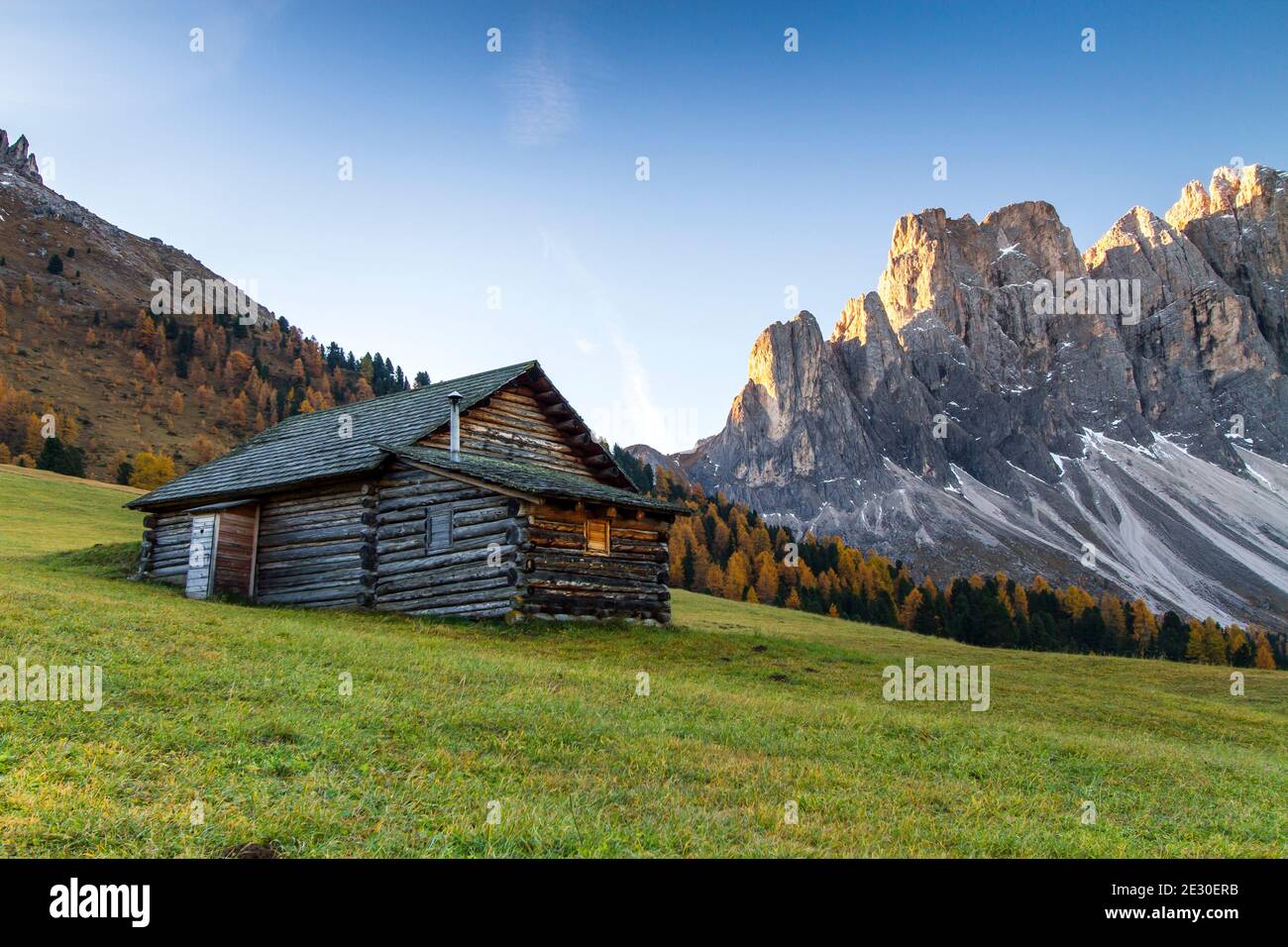 Vue sur un lever de soleil en face du massif de l'Odle depuis le Gampen Malga . Vallée de Funes, Alpes des Dolomites, Trentin-Haut-Adige, Italie. Banque D'Images