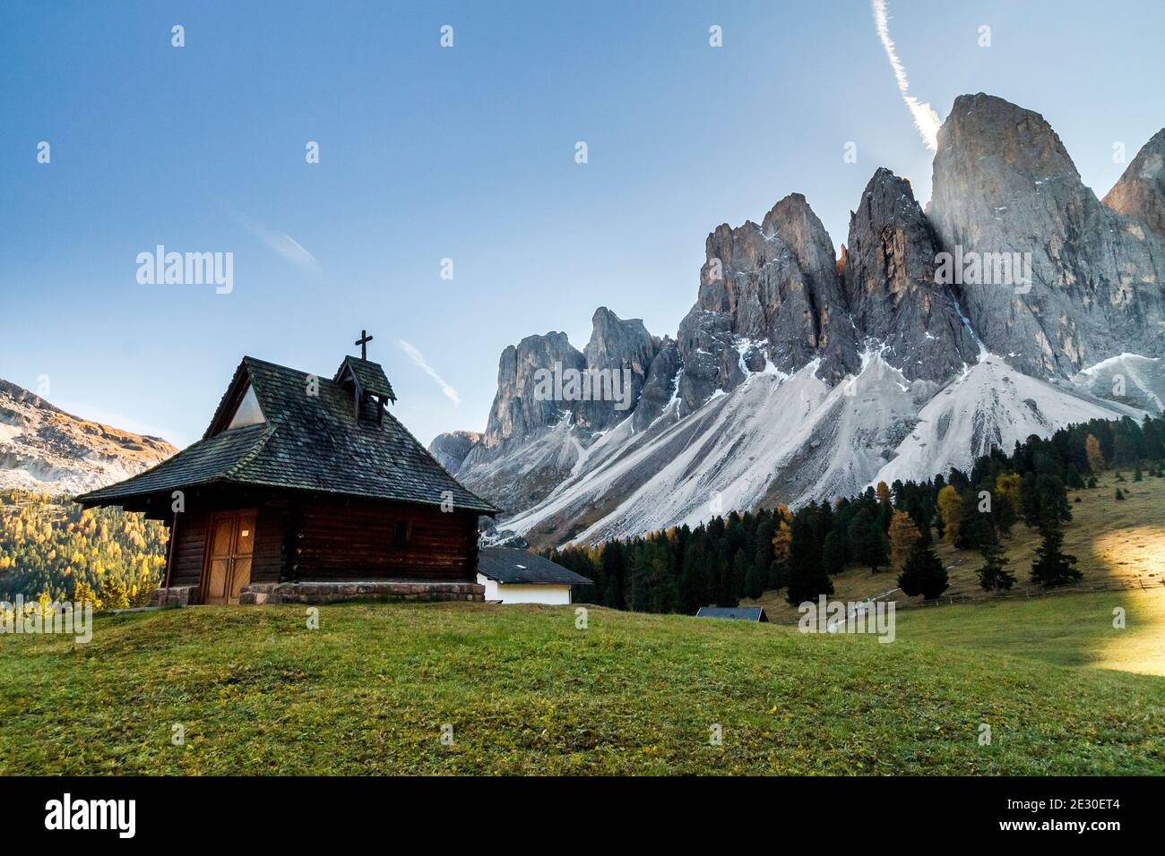 Vue sur la petite église de Glatschalm en face des montagnes Odle. Vallée de Funes, Alpes des Dolomites, Trentin-Haut-Adige, Italie. Banque D'Images