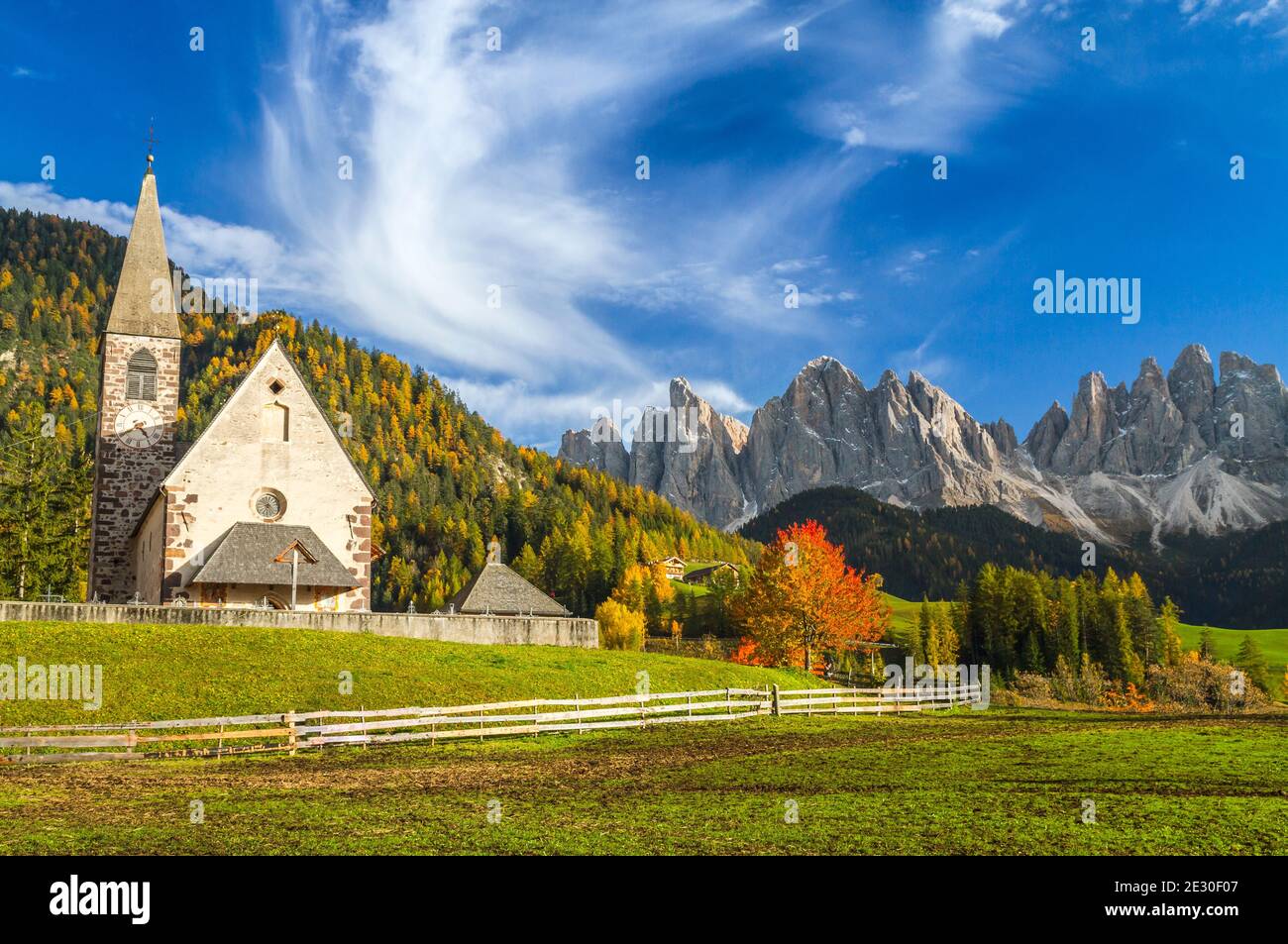 Vue sur l'église caractéristique et la ville de Saint-Magdalena avec l'Odle en arrière-plan. Vallée de Funes, Alpes des Dolomites, Trentin-Haut-Adige, Italie. Banque D'Images