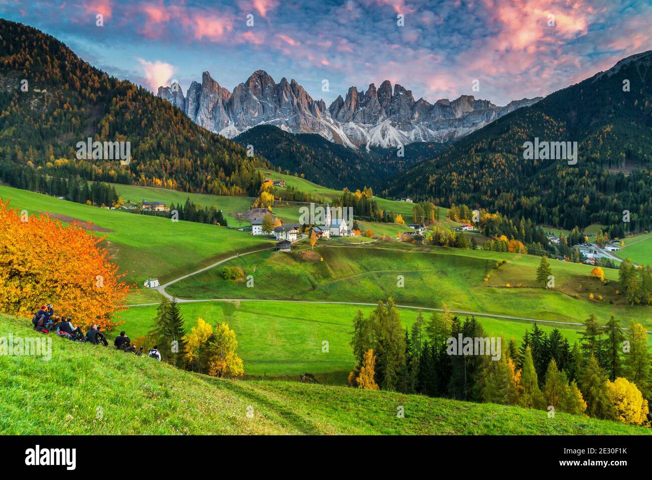 Vue sur un magnifique coucher de soleil sur le massif de l'Odle avec la ville et l'église de Saint-Magdalena. Vallée de Funes, Alpes des Dolomites, Trentin-Haut-Adige, Italie. Banque D'Images