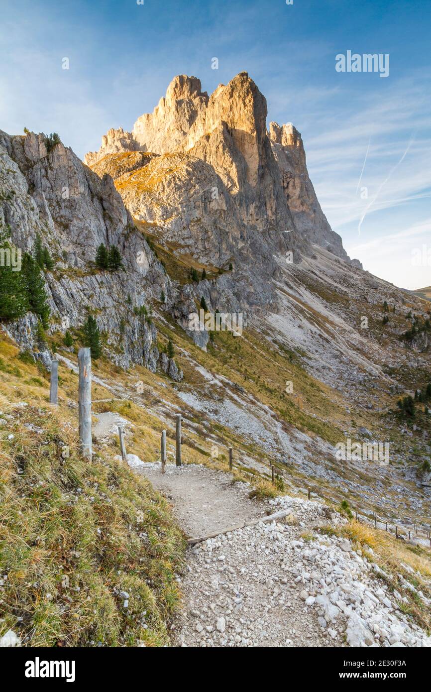 Vue sur les montagnes d'Odle au lever du soleil depuis Forcella de Furcia. Vallée de Funes, Alpes des Dolomites, Trentin-Haut-Adige, Italie. Banque D'Images