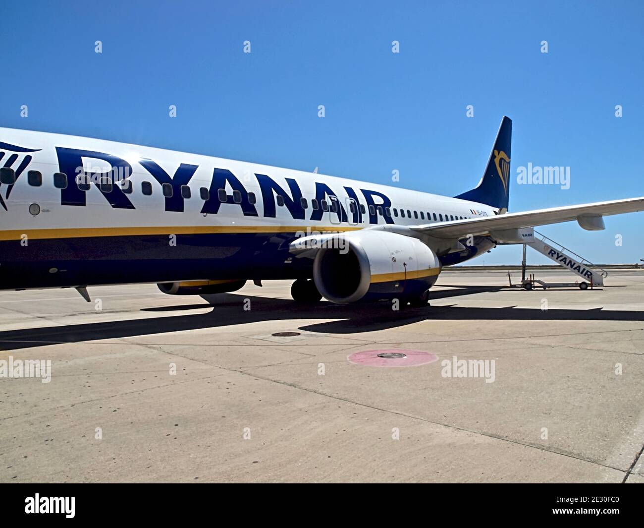 Avion Ryanair à l'aéroport de Faro Banque D'Images