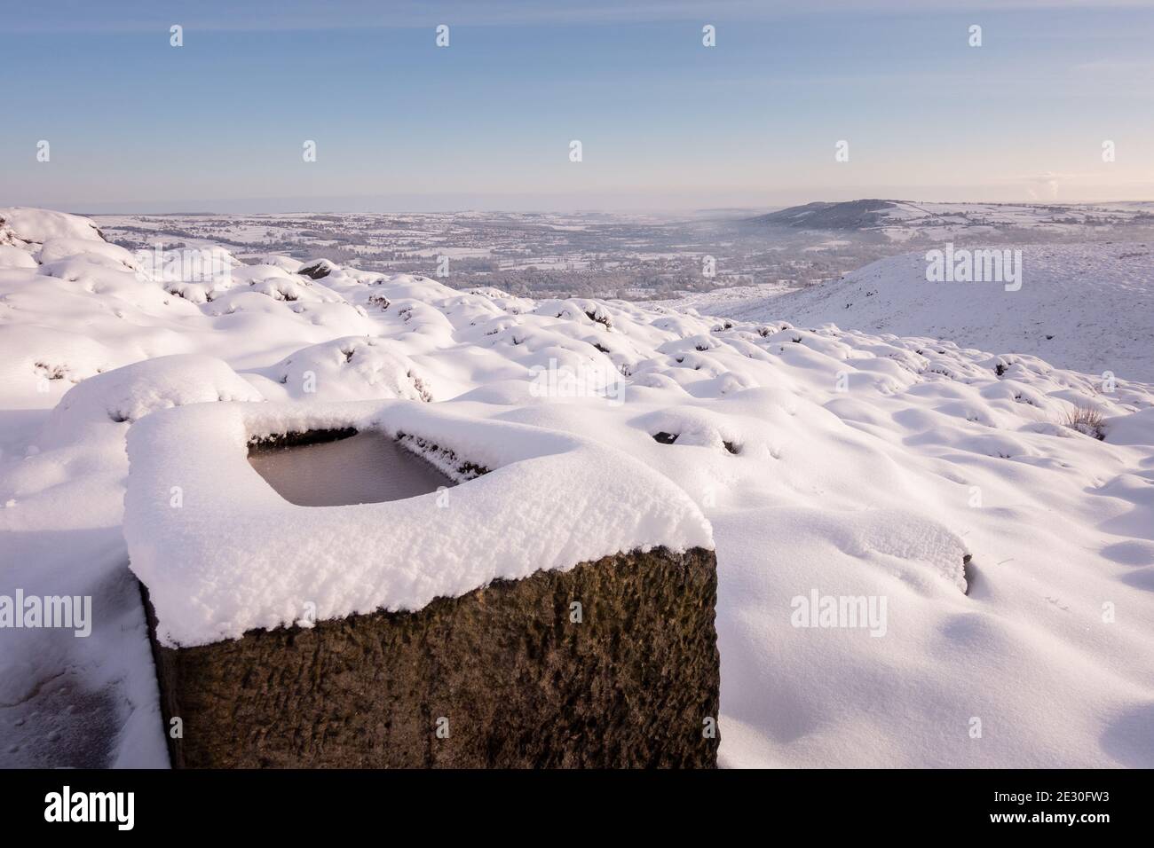 Des conditions météorologiques hivernales époustouflantes à la campagne - la neige abondante à Wharfedale fait une belle scène sur Burley Moor. West Yorkshire, Royaume-Uni Banque D'Images