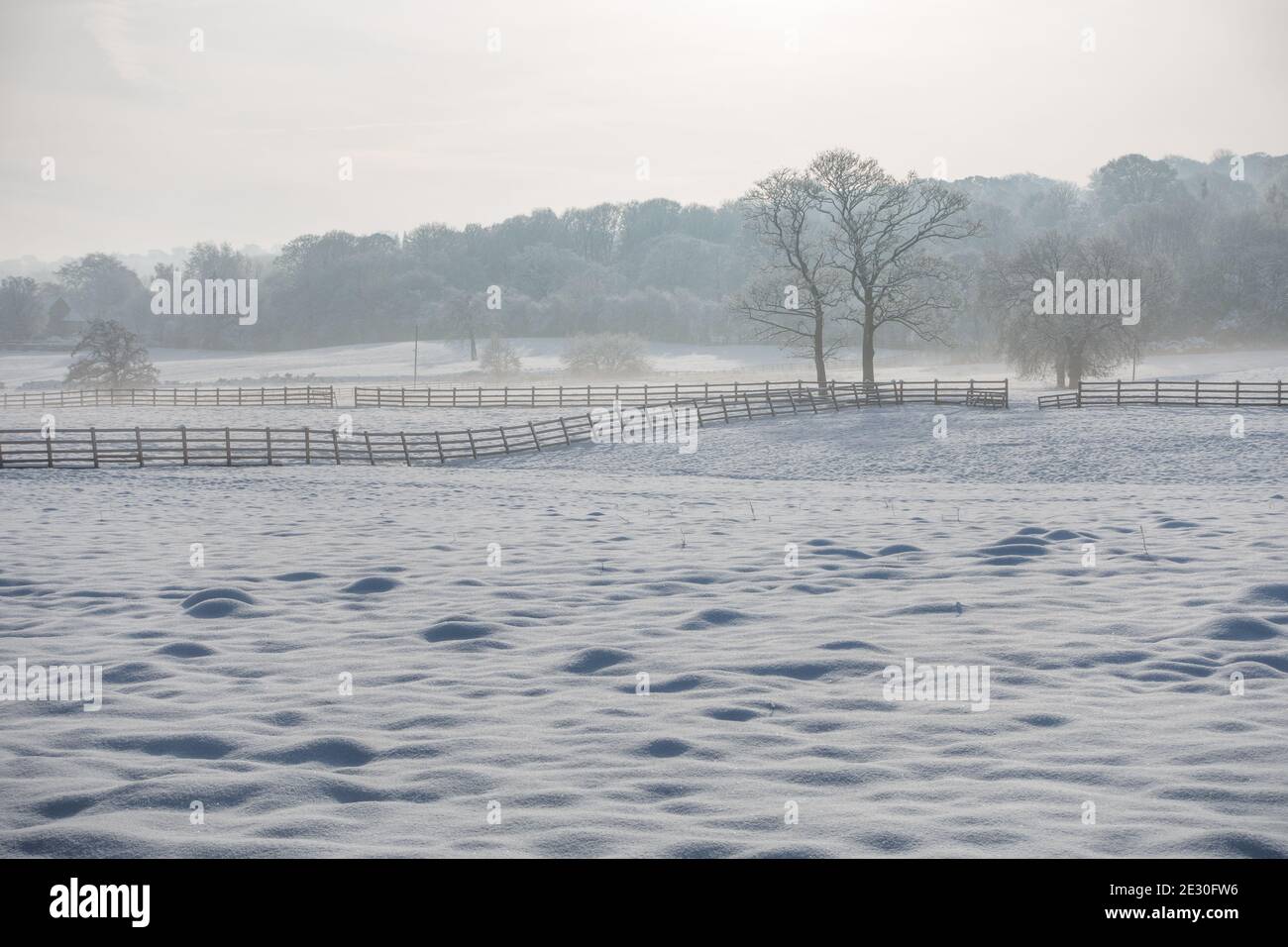 Magnifique scène viticole, où les conditions de gel sont très glaciales et où la neige est enneigée sur les champs agricoles du West Yorkshire, au Royaume-Uni Banque D'Images