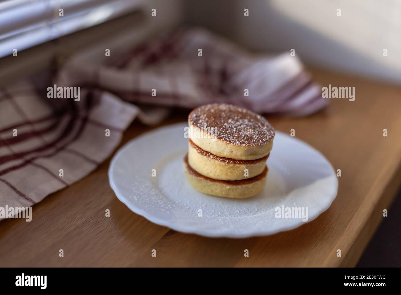Pancake Doux Fait Maison Amande Farine De Noix De Coco Gros Plan Sur Plaque Blanche Avec Poudre Douce Serviette En Coton Dessert De Style Japonais Sans Carbne Cetogene Photo Stock Alamy