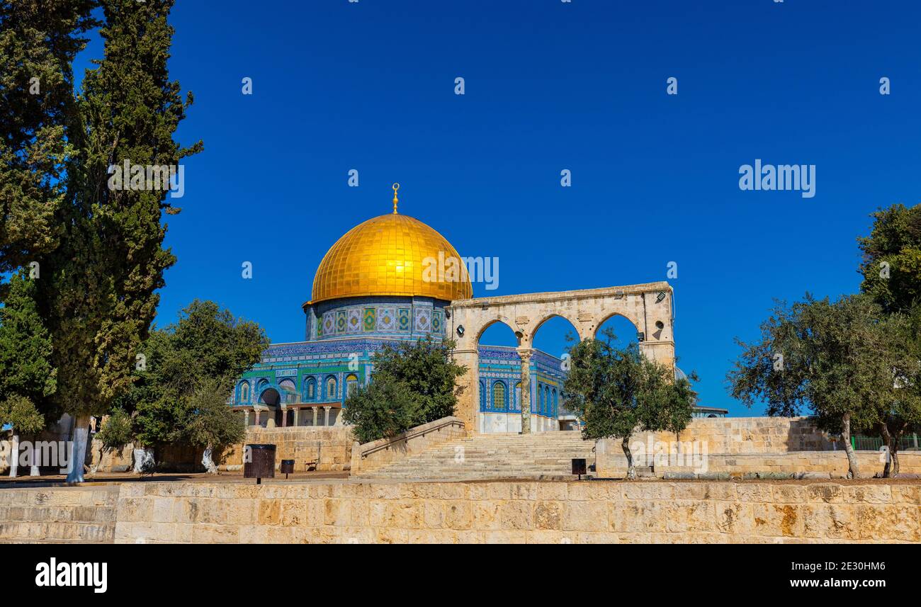 Jérusalem, Israël - 12 octobre 2017 : Mont du Temple avec le Dôme du Rocher, monument islamique et arches historiques de la vieille ville de Jérusalem Banque D'Images