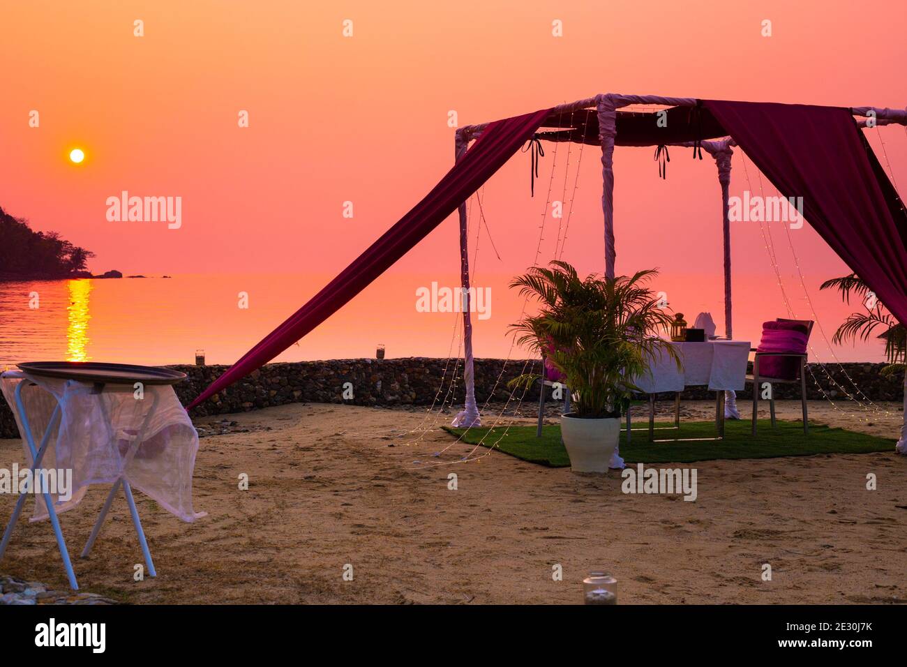 belvédère pour se détendre sur la plage au coucher du soleil, un dîner romantique dans l'intimité Banque D'Images