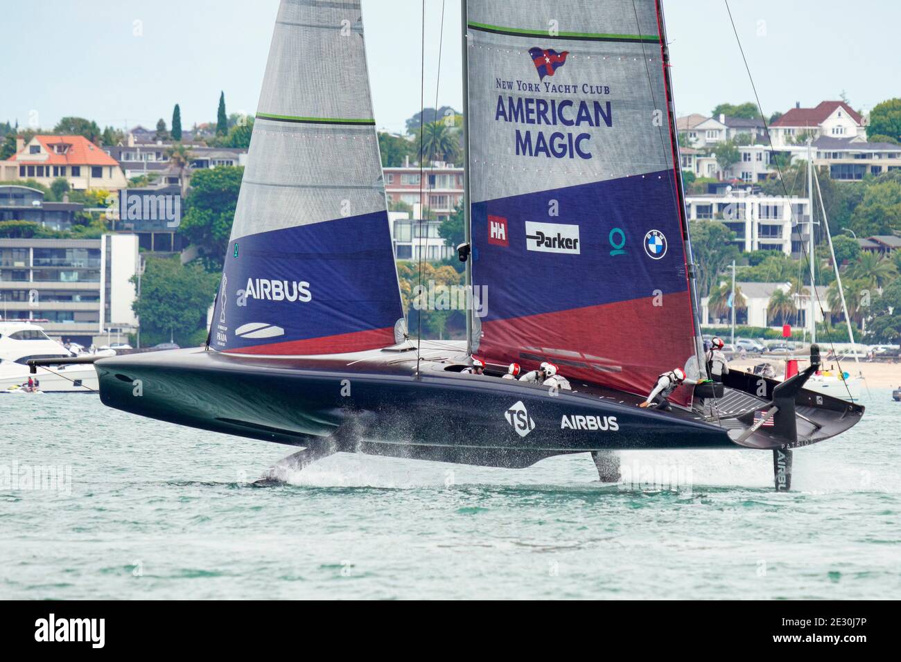 Auckland, Nouvelle-Zélande. 16 janvier 2021. New York Yacht Club American Magic est vu pendant la deuxième journée de compétition à la série America's Cup challenger à Auckland, en Nouvelle-Zélande, le 16 janvier 2021. (COR36/Studio Borlenghi/Handout via Xinhua) Credit: Xinhua/Alay Live News Banque D'Images