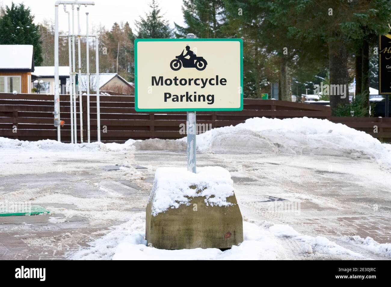 Panneau de parking pour motos dans le parking public Banque D'Images