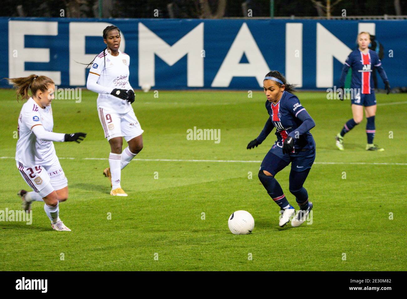 Perle Morroni de Paris Saint Germain contrôle le ballon pendant Le championnat de France féminin's D1 Arkema football match b / LM Banque D'Images