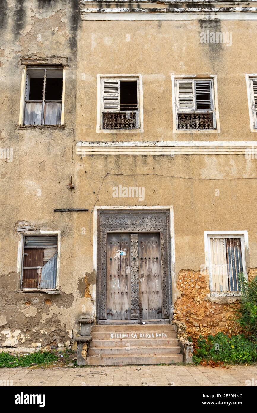 Vieilles portes traditionnelles. Stone Town, Zanzibar, Tanzanie. Banque D'Images