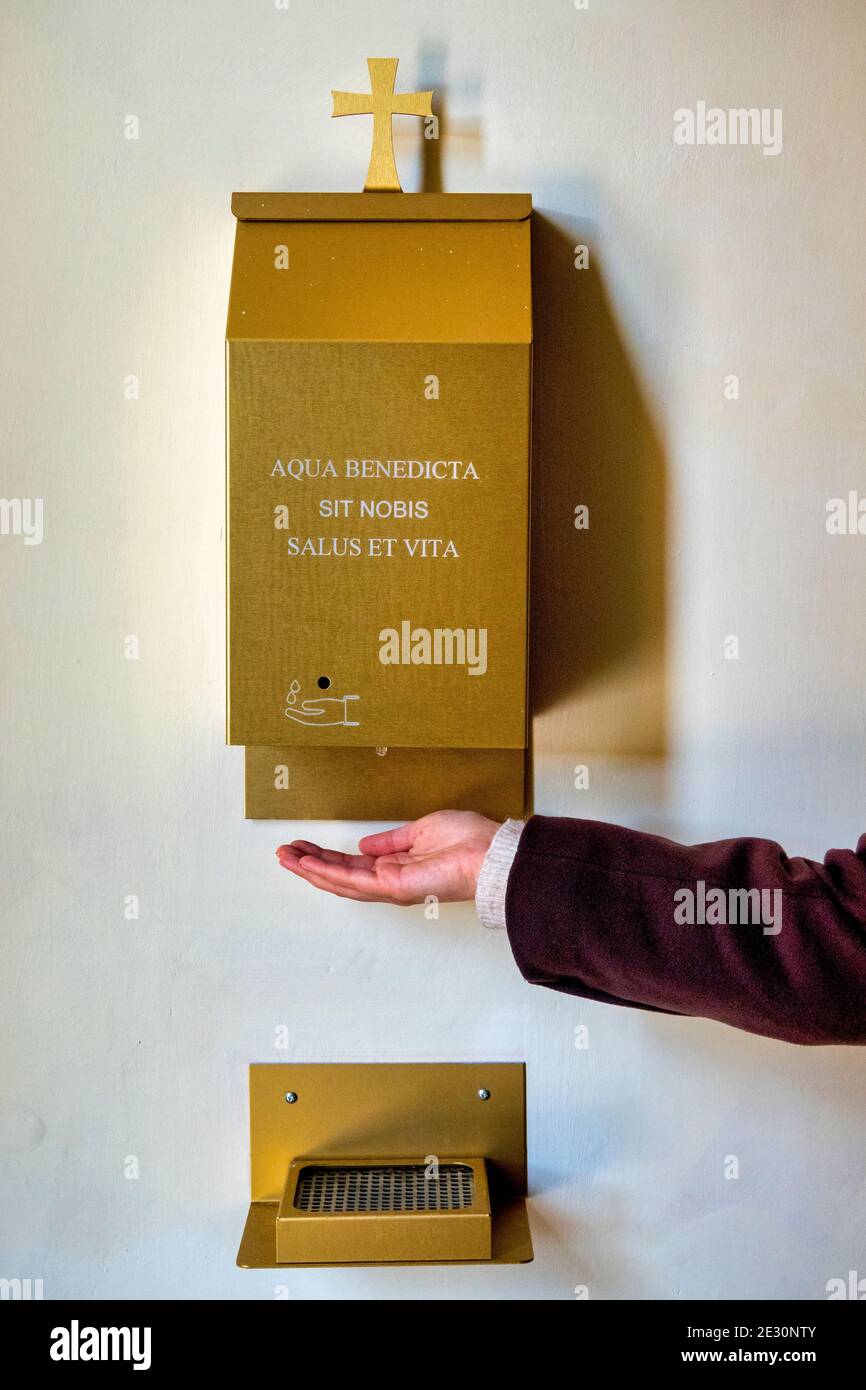 Distributeur de désinfectant pour les mains dans l'église de San Salvatore à Silvi Paese, Italie Banque D'Images