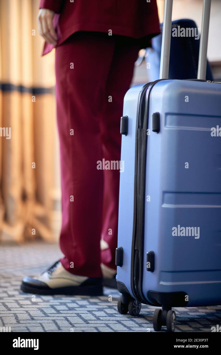 Une jeune femme d'affaires est arrivée dans la chambre d'hôtel lors de son voyage d'affaires. Hôtel, affaires, personnes Banque D'Images