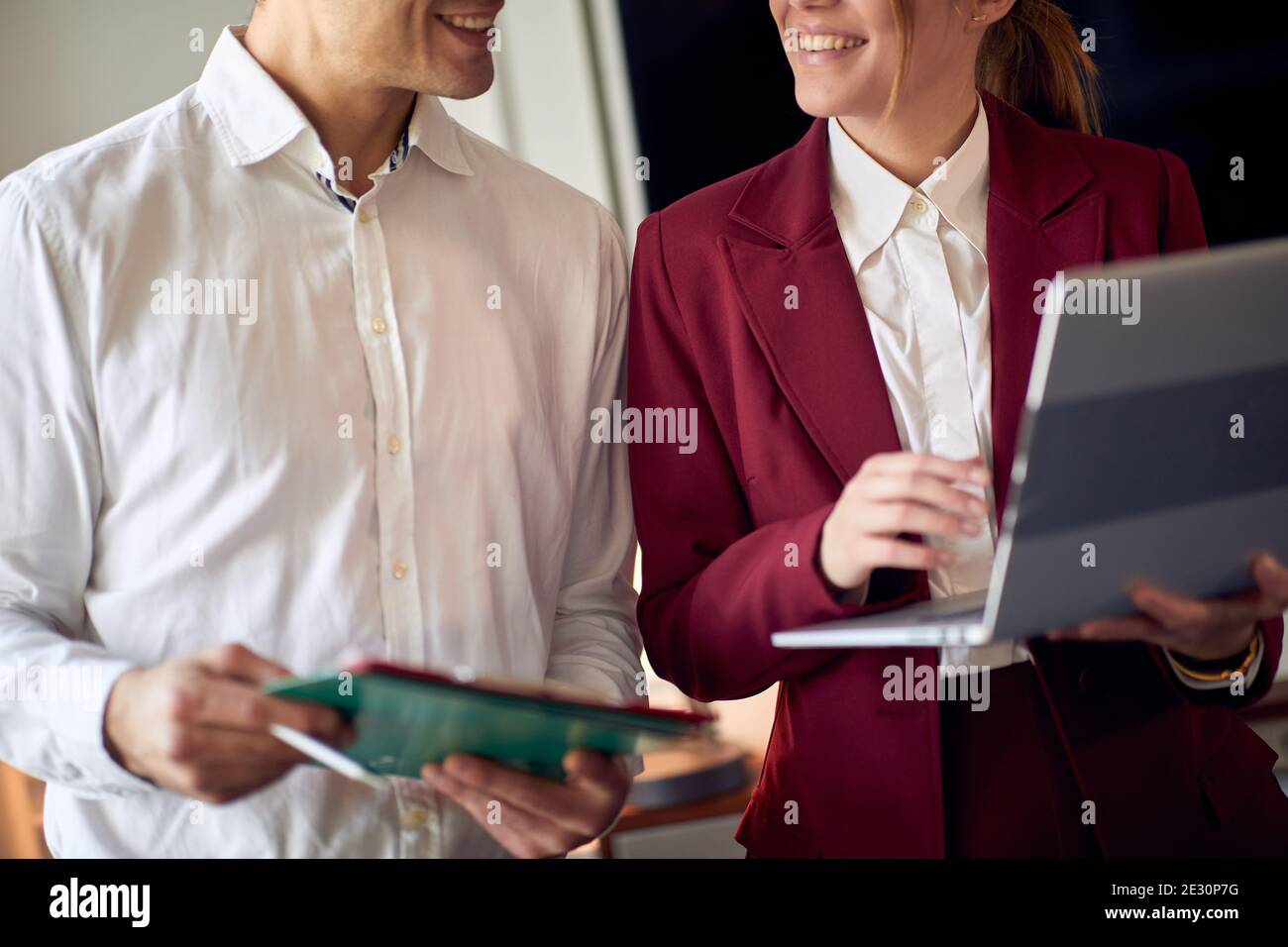 Un jeune couple se prépare à une réunion lors de son voyage d'affaires pour une nouvelle offre. Hôtel, affaires, personnes Banque D'Images