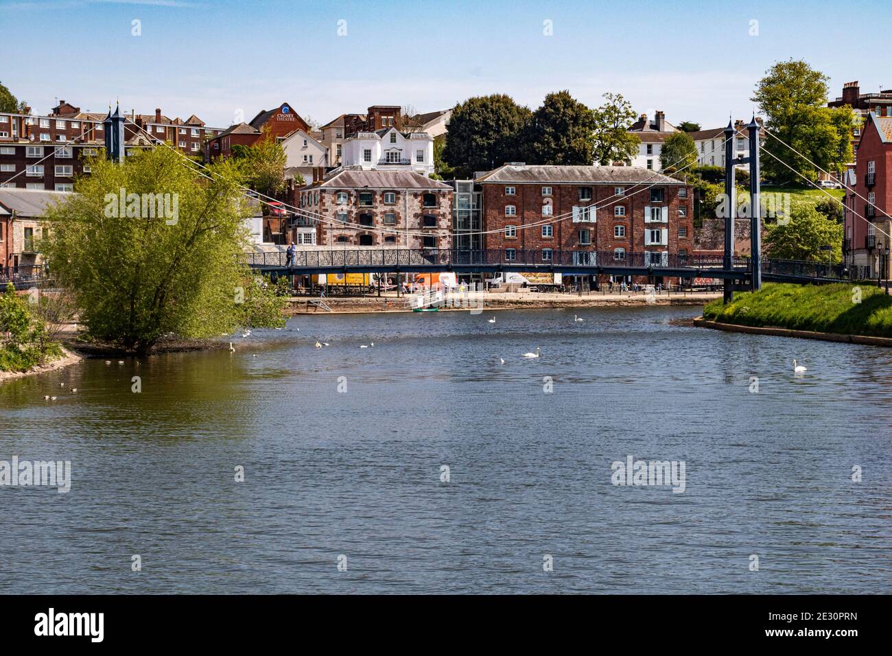 Vue tranquille sur la rivière exe, Exeter's Quay avec bâtiments historiques et passerelle depuis exe Bridge South lors d'une Sunny Spring Day, Exeter Quay, Exeter, Banque D'Images