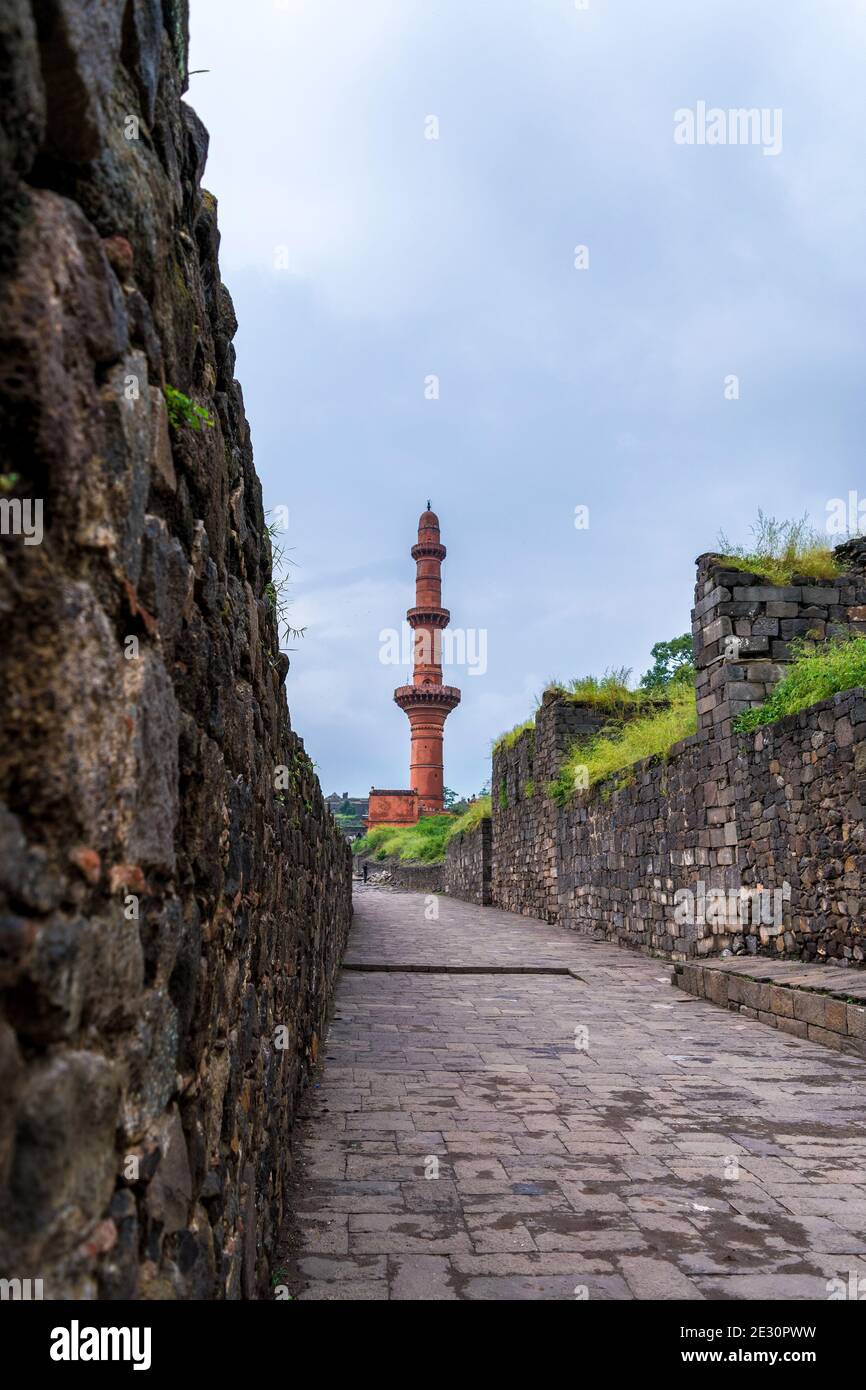 Chand Minar au fort de Daulatabad à Maharashtra, en Inde. Il a été construit en 1435 par Ala-ud-din Bahmani pour célébrer son occupation du fort. Ce minaret Banque D'Images