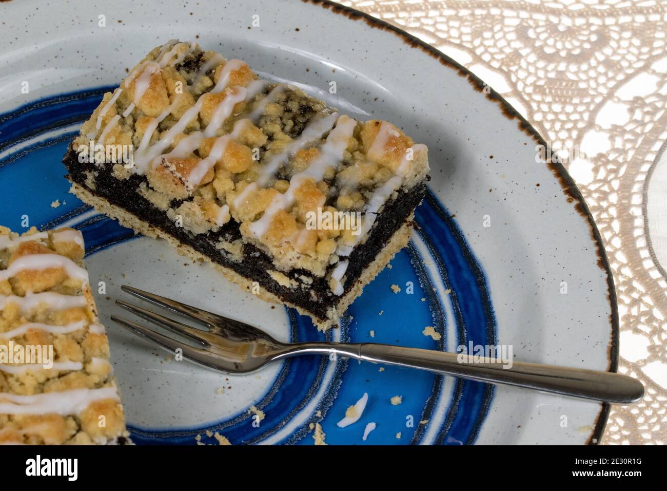 Gâteau de graines de pavot silésien avec pâte à levure. Une ancienne recette de ma grand-mère. Banque D'Images