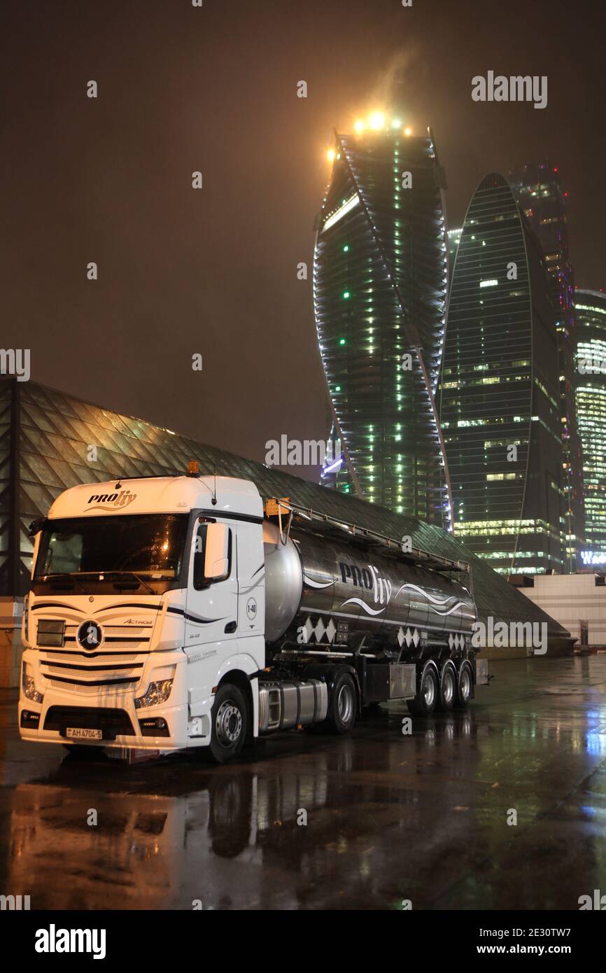 Juin 2017 Autobank Truck pour les expéditions de combustibles liquides garés au centre d'exposition sur la rive de la rivière de Moscou non loin de la région des gratte-ciel de la ville de Moscou. Banque D'Images