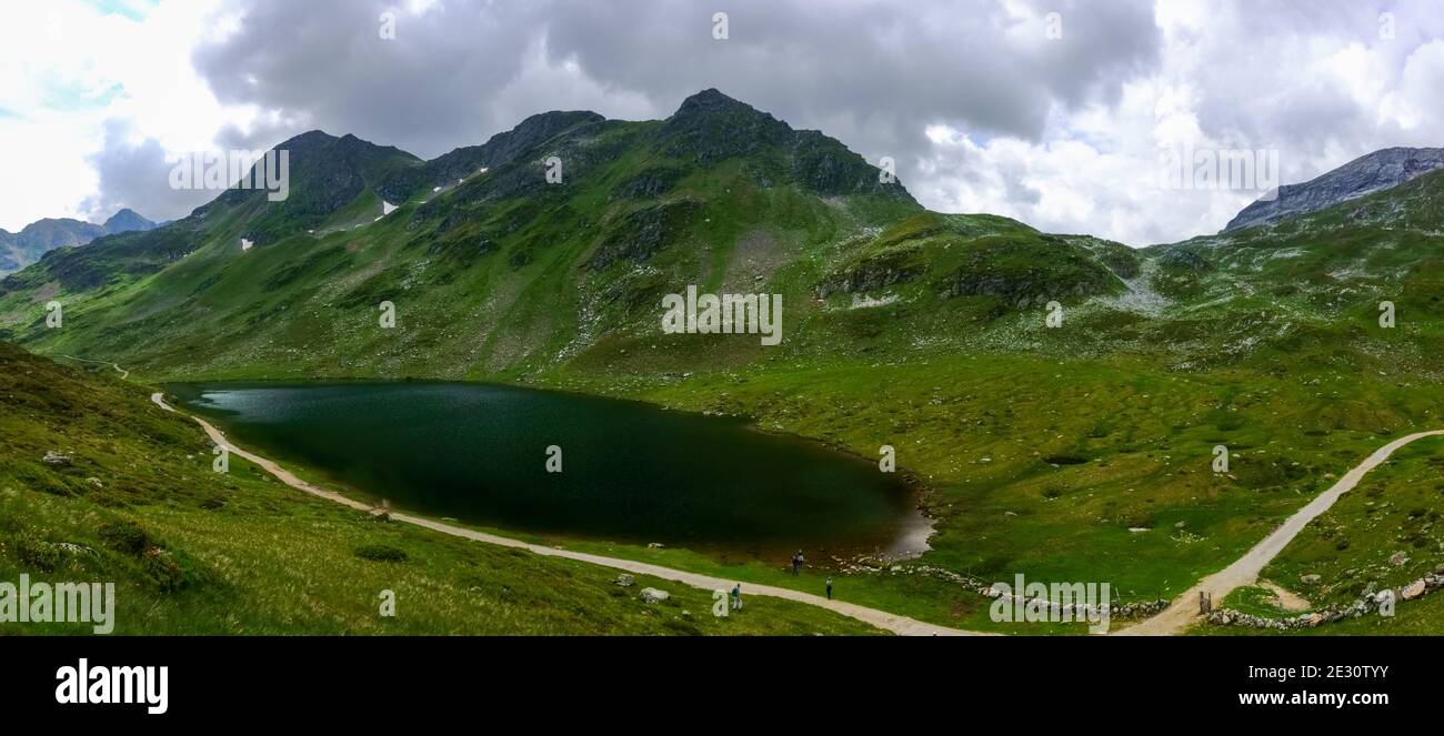 lac de montagne avec un long chemin pour la randonnée vue panoramique Banque D'Images