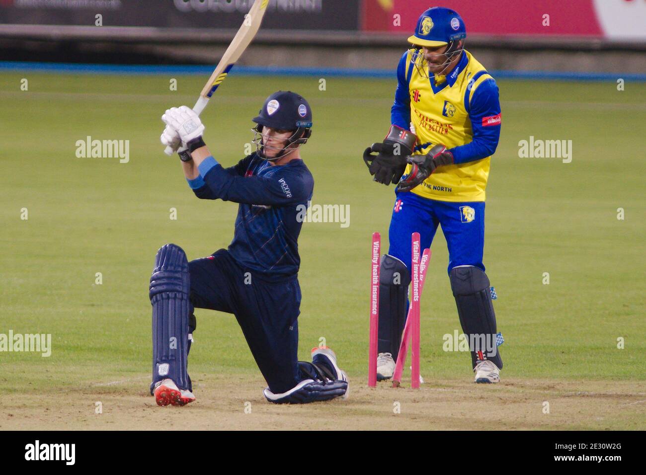 Chester le Street, Angleterre, le 11 septembre 2020. Luis Reece, de Derbyshire Falcons, est animé par Scott Steel, de Durham Cricket, lors de leur match de Blast Vitality au Riverside Ground, à Chester le Street. Le gardien de cricket de Durham est David Bedingham. Banque D'Images