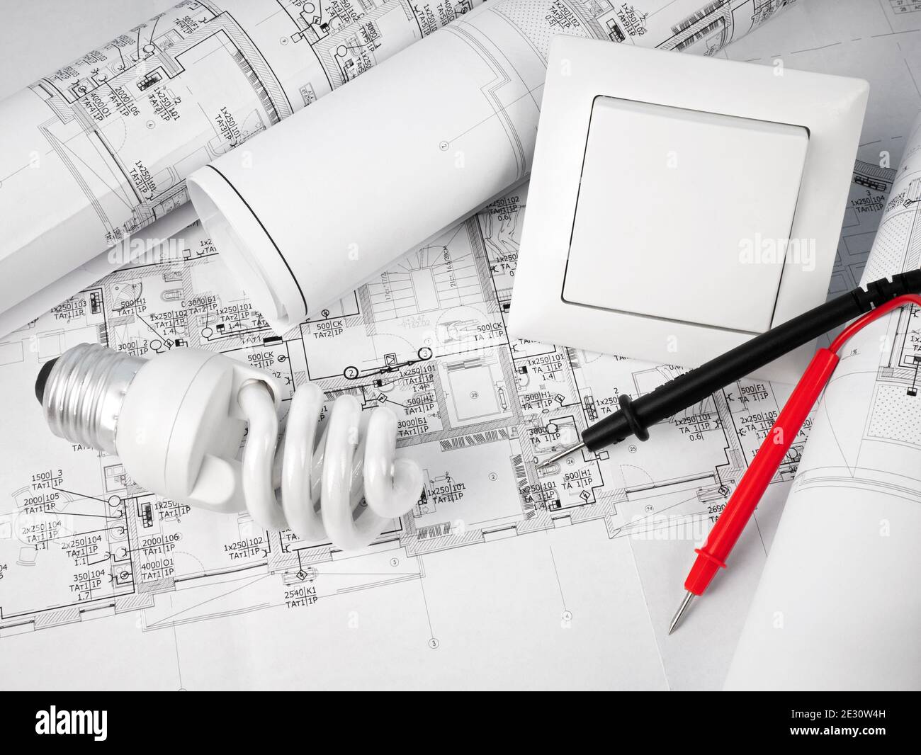 Vue en grand angle sur le plan d'installation électrique avec interrupteur, lampe et câbles du multimètre Banque D'Images
