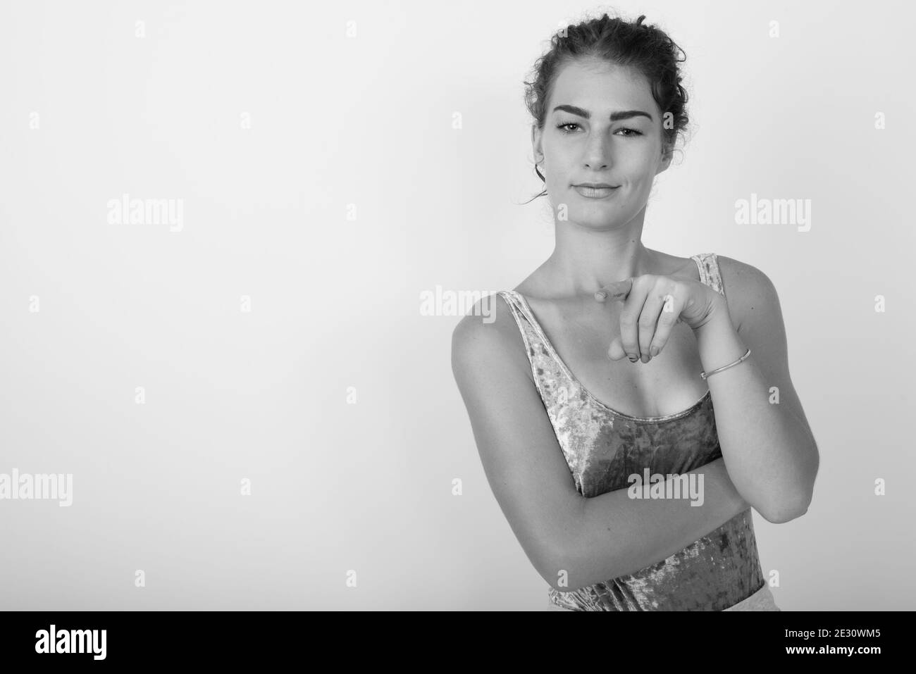 Portrait en studio noir et blanc de la jeune femme caucasienne Banque D'Images