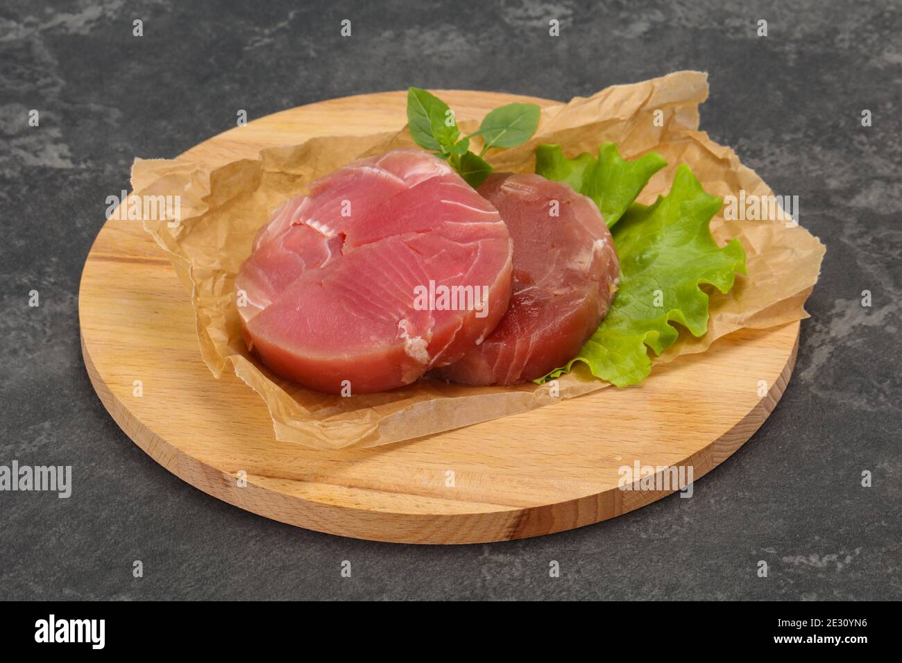 Raw tuna steak ronde prêt pour grill Banque D'Images