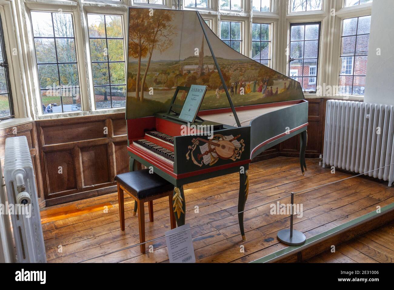 Clavecin fabriqué par James Mogford (peinture sur couvercle de Diana de Vere Cole) exposé au musée Salisbury, Salisbury, Wiltshire, Royaume-Uni. Banque D'Images