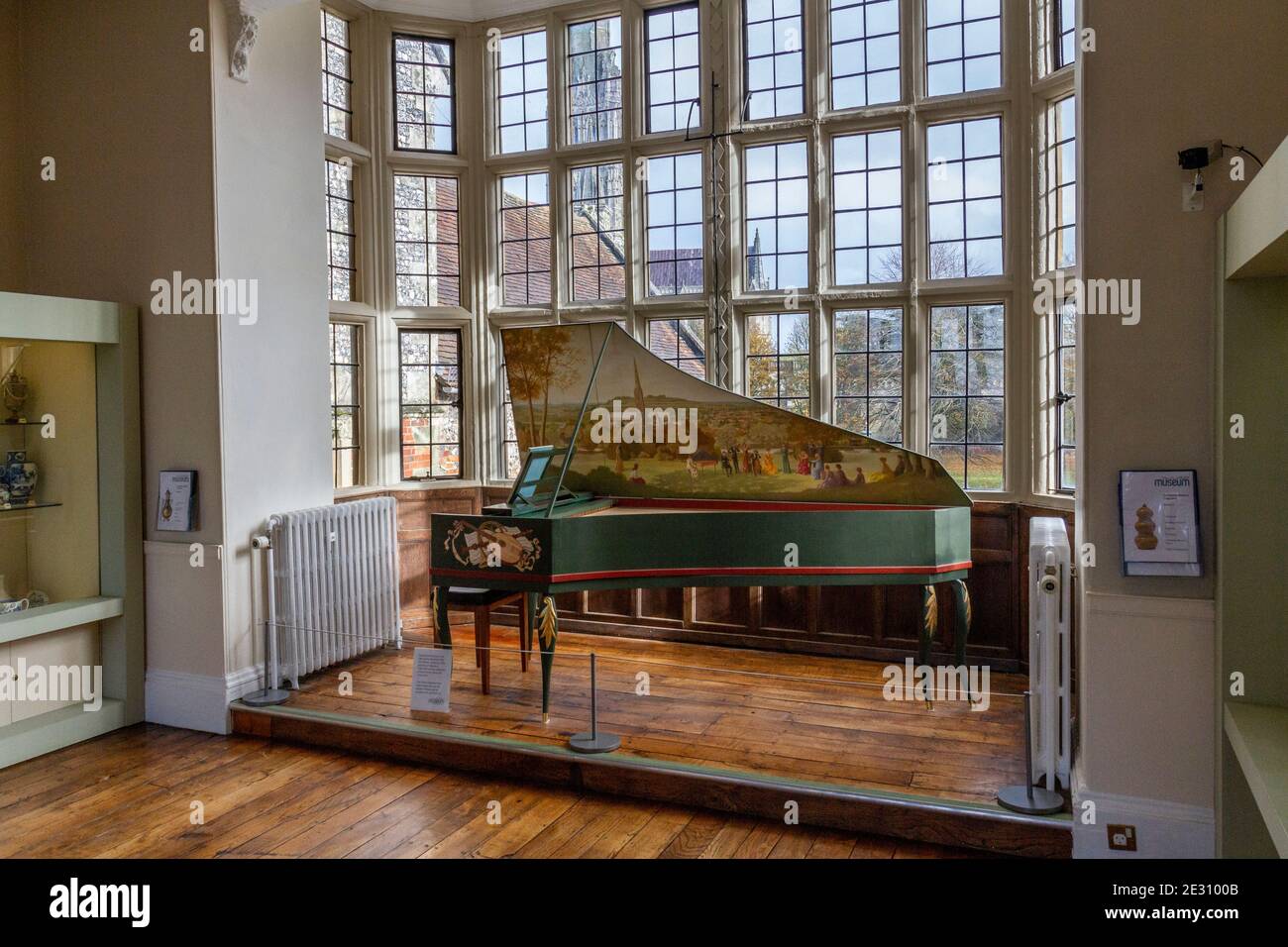 Clavecin fabriqué par James Mogford (peinture sur couvercle de Diana de Vere Cole) exposé au musée Salisbury, Salisbury, Wiltshire, Royaume-Uni. Banque D'Images