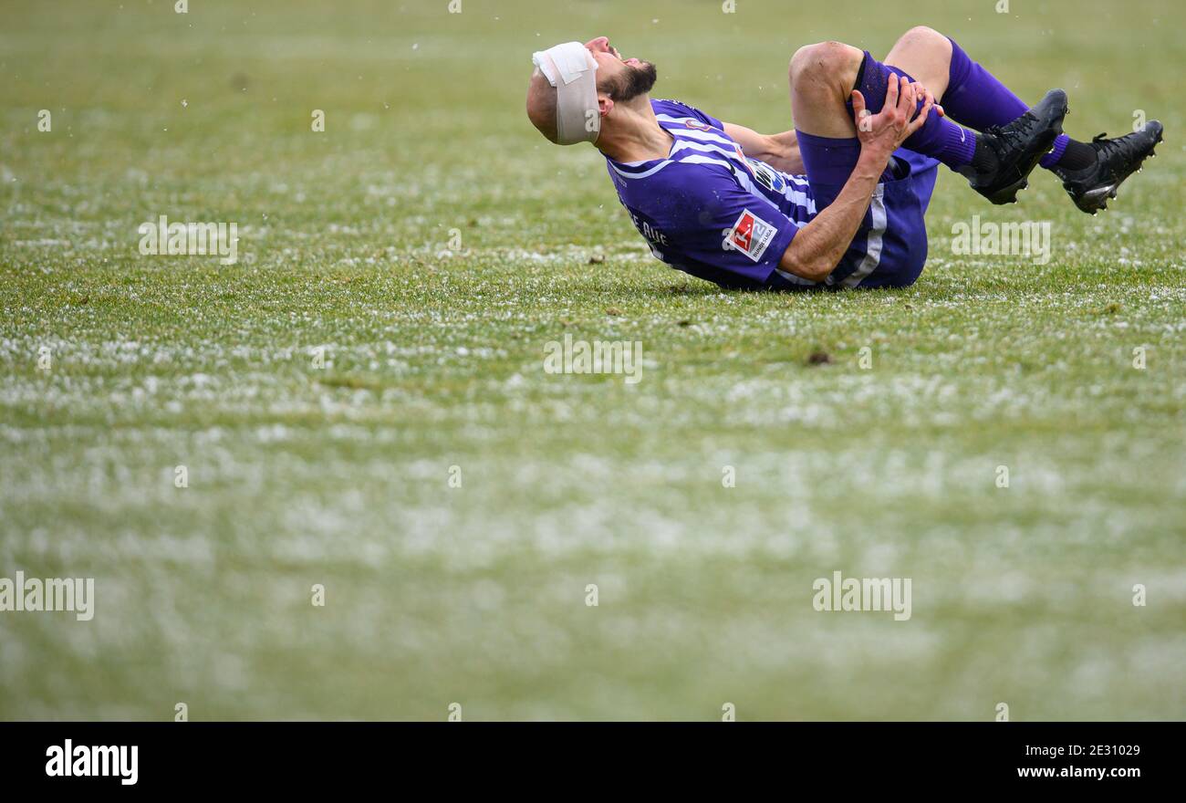 Aue, Allemagne. 16 janvier 2021. Football : 2. Bundesliga, FC Erzgebirge Aue - Fortuna Düsseldorf, Matchday 16, à Erzgebirgsstadion. Le Philipp Riese d'Aue est blessé au sol. Credit: Robert Michael/dpa-Zentralbild/dpa - NOTE IMPORTANTE: Conformément aux règlements de la DFL Deutsche Fußball Liga et/ou de la DFB Deutscher Fußball-Bund, il est interdit d'utiliser ou d'avoir utilisé des photos prises dans le stade et/ou du match sous forme de séquences et/ou de séries de photos de type vidéo./dpa/Alay Live News Banque D'Images