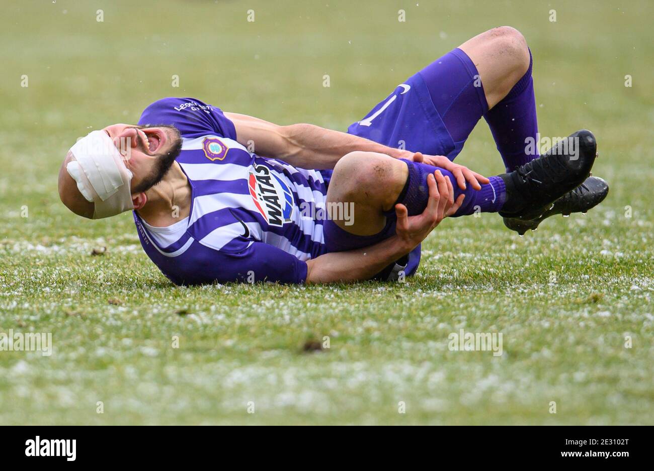 Aue, Allemagne. 16 janvier 2021. Football : 2. Bundesliga, FC Erzgebirge Aue - Fortuna Düsseldorf, Matchday 16, à Erzgebirgsstadion. Le Philipp Riese d'Aue est blessé au sol. Credit: Robert Michael/dpa-Zentralbild/dpa - NOTE IMPORTANTE: Conformément aux règlements de la DFL Deutsche Fußball Liga et/ou de la DFB Deutscher Fußball-Bund, il est interdit d'utiliser ou d'avoir utilisé des photos prises dans le stade et/ou du match sous forme de séquences et/ou de séries de photos de type vidéo./dpa/Alay Live News Banque D'Images