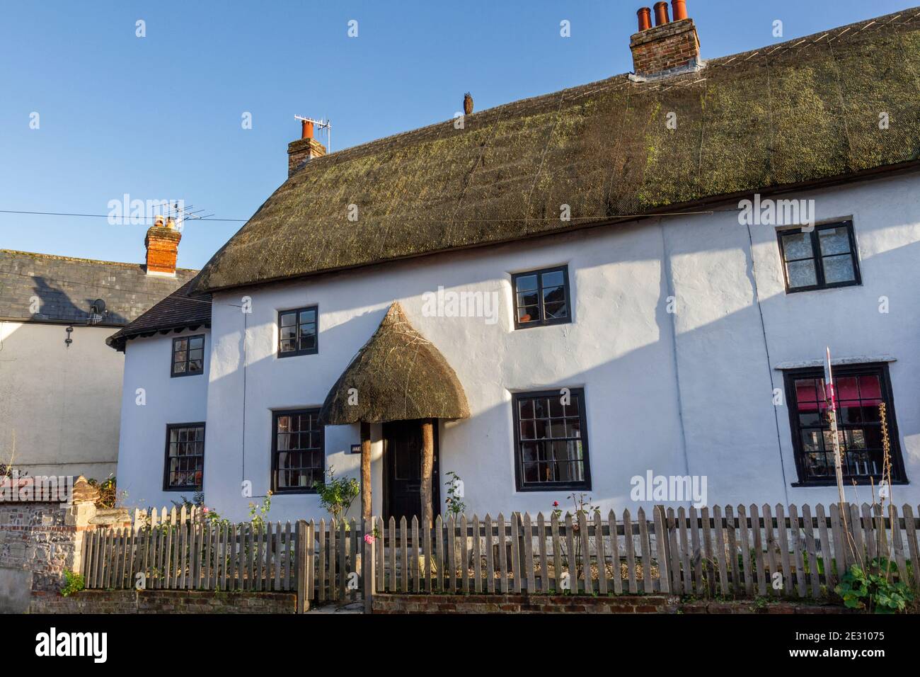 Magnifique cottage traditionnel au toit de chaume à Salisbury, Wiltshire, Royaume-Uni. Banque D'Images