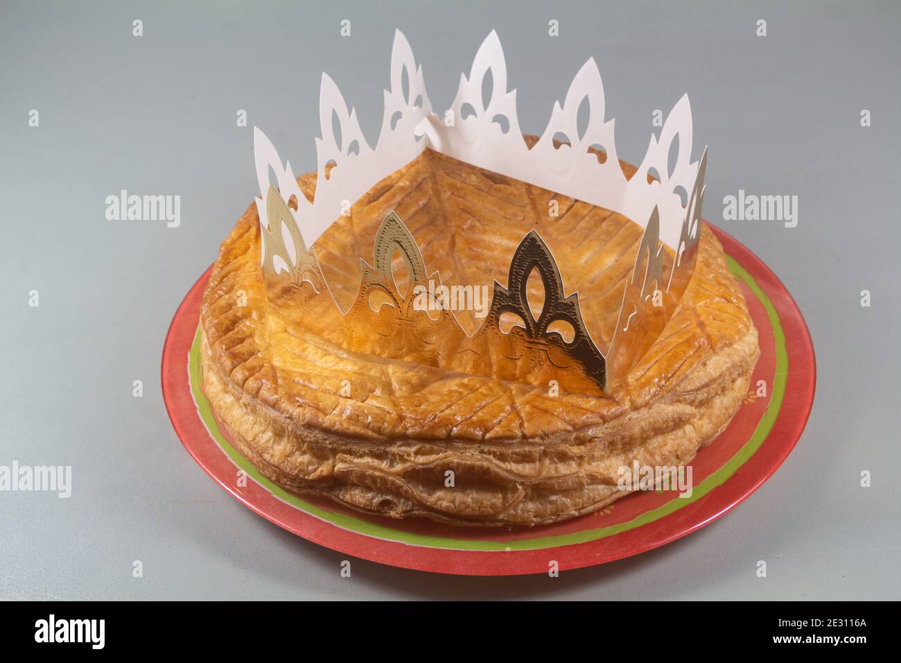 Grand gâteau français avec couronne sur un plat Banque D'Images