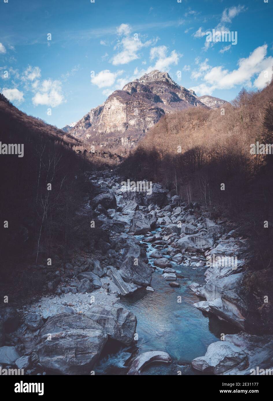 La rivière Verzasca près de Brione dans les Alpes suisses, en Suisse Banque D'Images