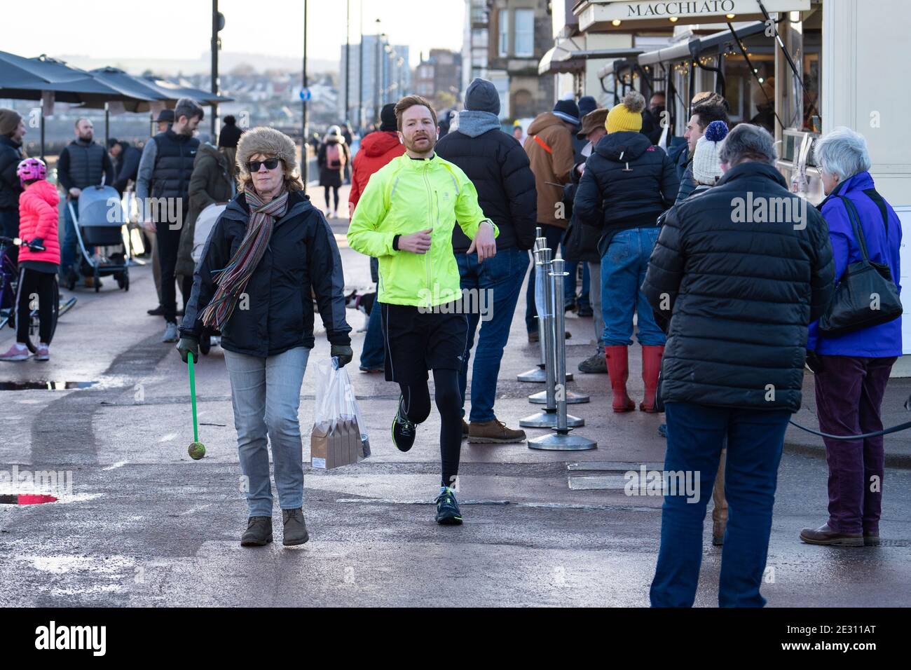 Portobello, Écosse, Royaume-Uni. 16 janvier 2021. Malgré le verrouillage national et le resserrement actuel des restrictions sur le service des repas à emporter et des rassemblements sociaux, la promenade et la plage de Portobello se sont avérées aussi populaires que jamais samedi après-midi, de nombreux membres du public se rendant à pied et visiter des cafés qui proposent des plats et des boissons à emporter. Aucune patrouille de police n'était évidente. Iain Masterton/Alay Live News Banque D'Images